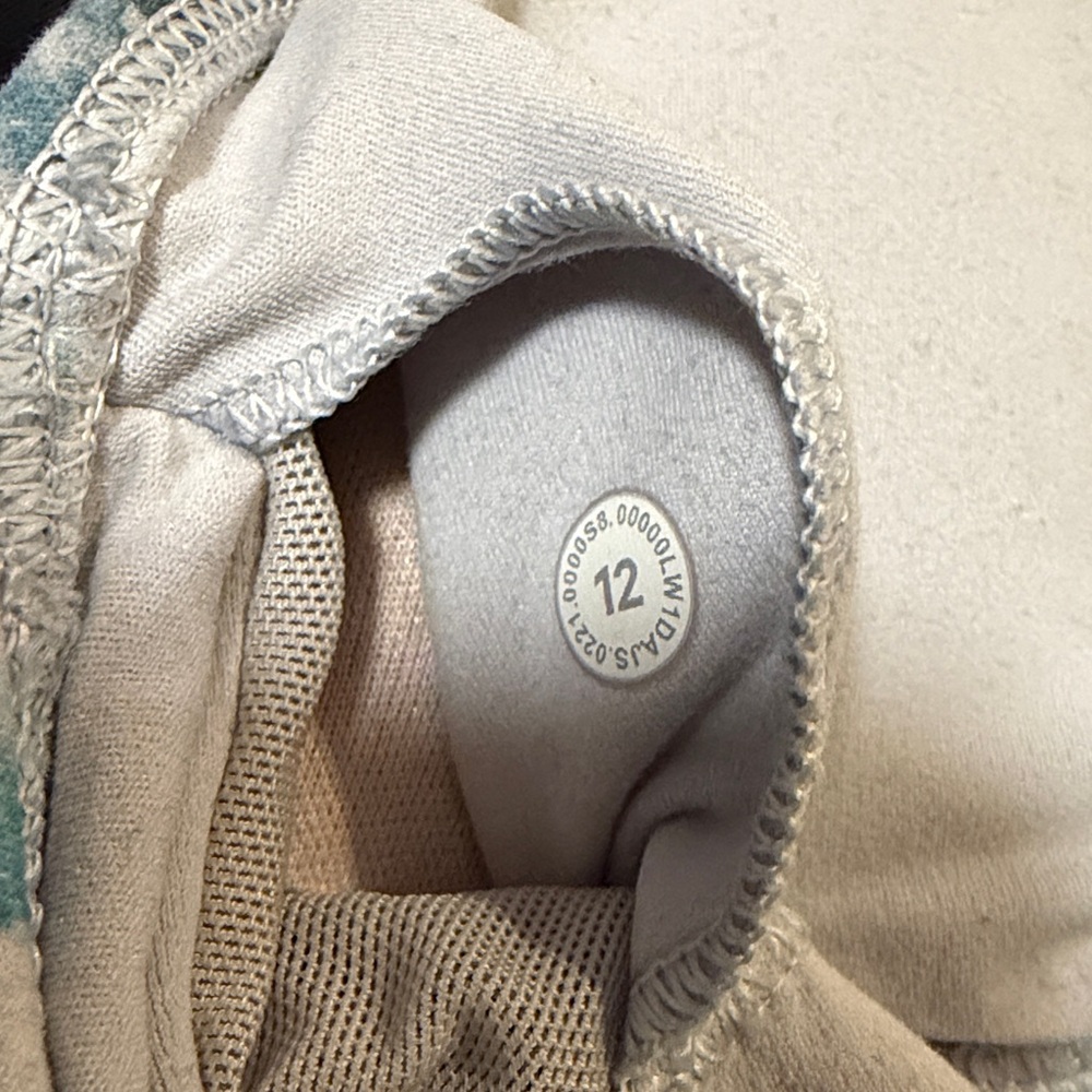 Authentic Lululemon Align Size 12 Blue Grey Kaleidoscope Top w/ Removable Pads - Picture 3 of 5